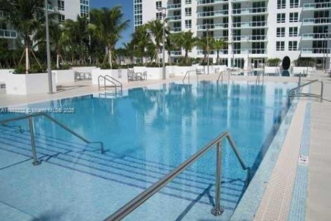 Condo in Miami, Florida, 1 bedroom  № 1979071 - photo 13