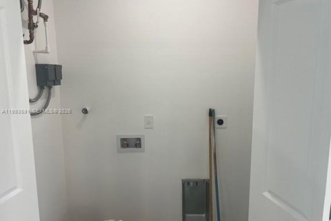 Villa ou maison à vendre à Miami, Floride: 4 chambres № 2055470 - photo 16