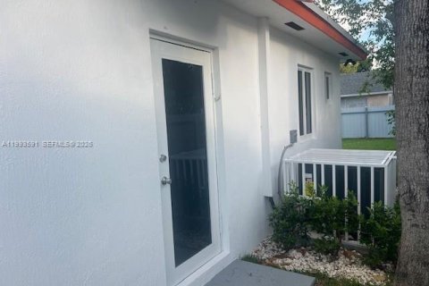 Villa ou maison à vendre à Miami, Floride: 4 chambres № 2055470 - photo 9