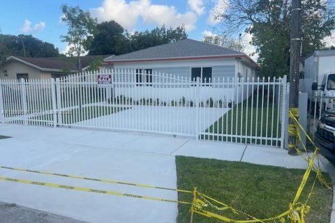 Villa ou maison à vendre à Miami, Floride: 4 chambres № 2055470 - photo 2