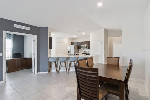House in Haines City, Florida 4 bedrooms, 200.67 sq.m. № 2112449 - photo 11