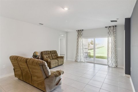 House in Haines City, Florida 4 bedrooms, 200.67 sq.m. № 2112449 - photo 8