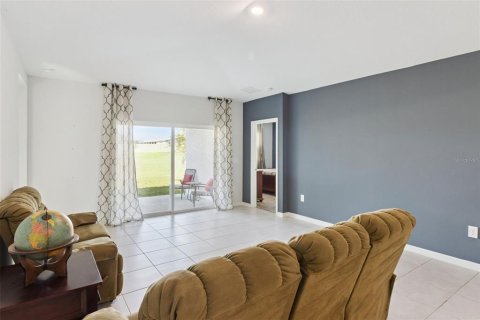 House in Haines City, Florida 4 bedrooms, 200.67 sq.m. № 2112449 - photo 9