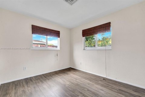 House in Fort Lauderdale, Florida 3 bedrooms, 116.59 sq.m. № 1920023 - photo 17