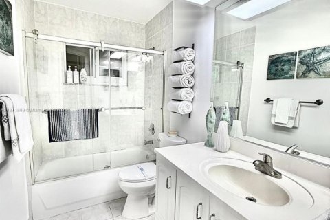 House in Fort Lauderdale, Florida 3 bedrooms, 116.59 sq.m. № 1920023 - photo 27