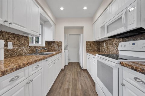 House in Fort Lauderdale, Florida 3 bedrooms, 116.59 sq.m. № 1920023 - photo 14