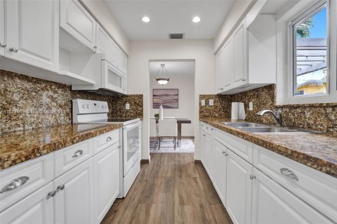 House in Fort Lauderdale, Florida 3 bedrooms, 116.59 sq.m. № 1920023 - photo 11