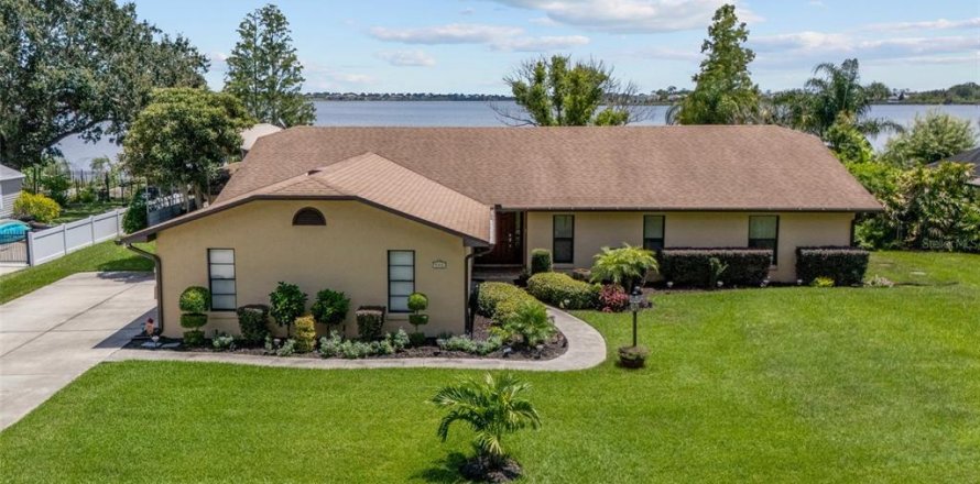 Villa ou maison à Auburndale, Floride 4 chambres, 221.85 m2 № 2312458