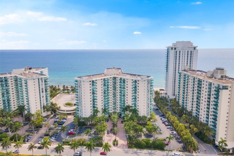 Купить кондоминиум в Холливуд, Флорида 2 спальни, 109.25м2, № 1943429 - фото 2