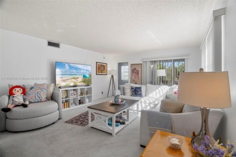Condo in Coconut Creek, Florida, 2 bedrooms  № 1766617 - photo 15
