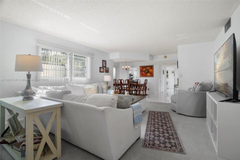 Condo in Coconut Creek, Florida, 2 bedrooms  № 1766617 - photo 17