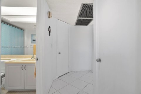 Condo in Coconut Creek, Florida, 2 bedrooms  № 1766617 - photo 23