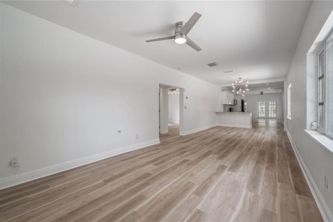 House in Tampa, Florida 3 bedrooms, 134.15 sq.m. № 2117518 - photo 7