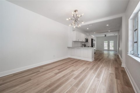 House in Tampa, Florida 3 bedrooms, 134.15 sq.m. № 2117518 - photo 18