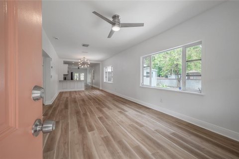 House in Tampa, Florida 3 bedrooms, 134.15 sq.m. № 2117518 - photo 6