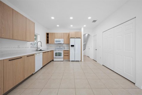 Townhouse in Oakland Park, Florida 3 bedrooms, 139.73 sq.m. № 1896664 - photo 7