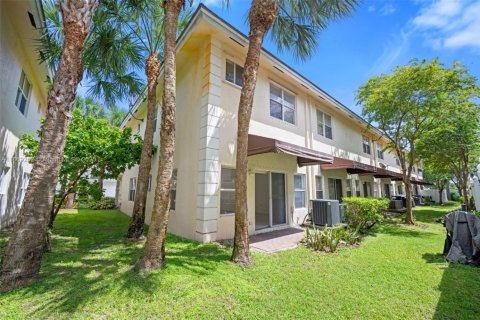 Townhouse in Oakland Park, Florida 3 bedrooms, 139.73 sq.m. № 1896664 - photo 25