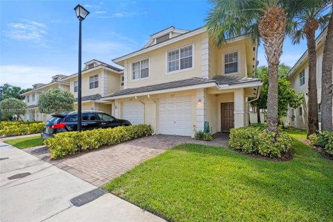 Townhouse in Oakland Park, Florida 3 bedrooms, 139.73 sq.m. № 1896664 - photo 1
