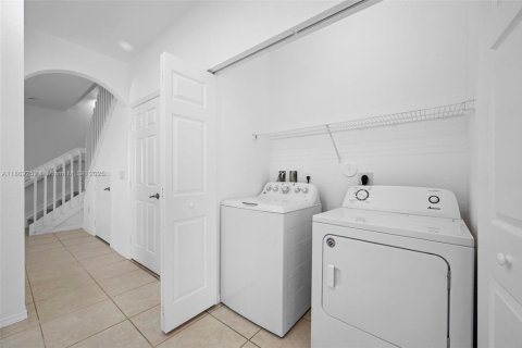 Townhouse in Oakland Park, Florida 3 bedrooms, 139.73 sq.m. № 1896664 - photo 10