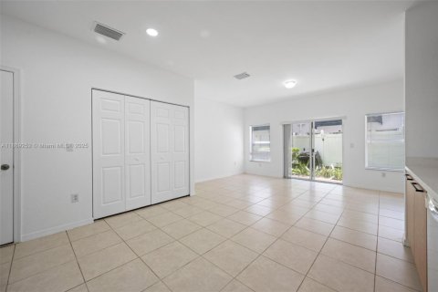 Townhouse in Oakland Park, Florida 3 bedrooms, 139.73 sq.m. № 1896664 - photo 6