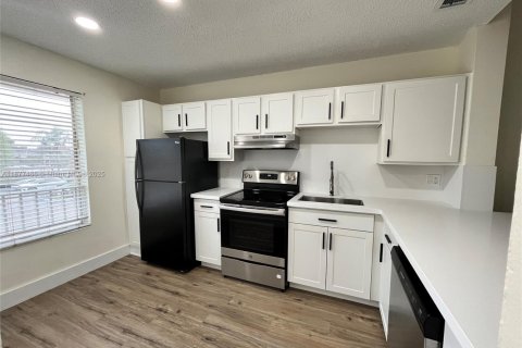 Copropriété à louer à Miramar, Floride: 2 chambres, 92.9 m2 № 1924363 - photo 4