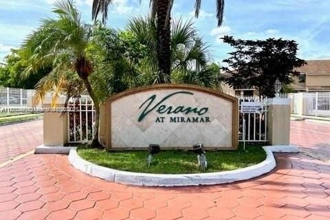 Copropriété à louer à Miramar, Floride: 2 chambres, 92.9 m2 № 1924363 - photo 1