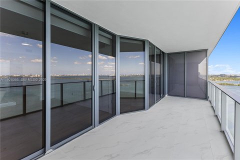 Condo in Miami, Florida, 3 bedrooms № 1989624 - photo 25