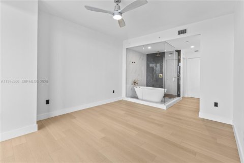 Condo in Miami, Florida, 3 bedrooms № 1989624 - photo 10