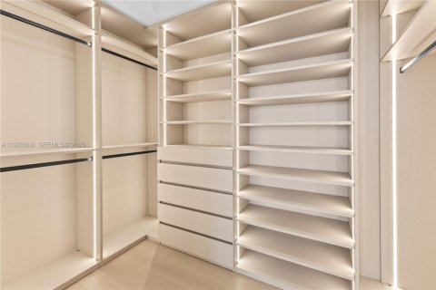 Condo in Miami, Florida, 3 bedrooms № 1989624 - photo 15