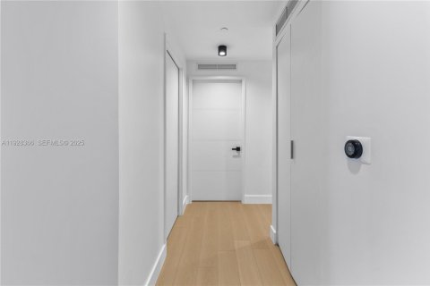 Condo in Miami, Florida, 3 bedrooms № 1989624 - photo 23