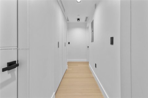 Condo in Miami, Florida, 3 bedrooms № 1989624 - photo 16