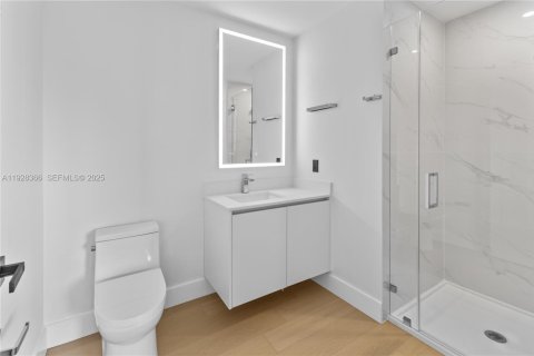 Condo in Miami, Florida, 3 bedrooms № 1989624 - photo 17