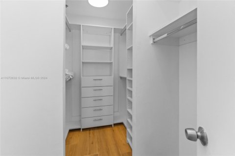 Condo in Miami Beach, Florida, 1 bedroom  № 1957585 - photo 9