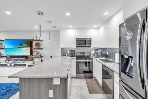 Condominio en venta en Deerfield Beach, Florida, 1 dormitorio, 66.8 m2 № 2001729 - foto 4