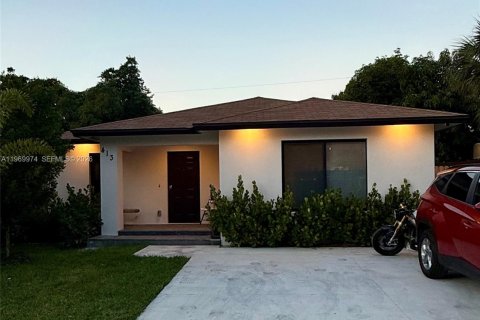 House in Delray Beach, Florida 5 bedrooms, 159.79 sq.m. № 2032049