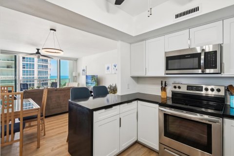 Copropriété à louer à Hollywood, Floride: 2 chambres, 102.19 m2 № 1959918 - photo 3