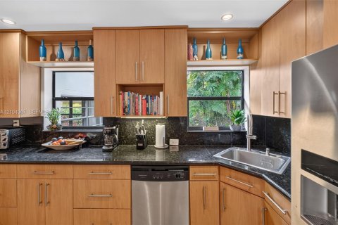 House in Miami Shores, Florida 4 bedrooms, 210.52 sq.m. № 2412773 - photo 13