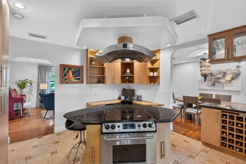 House in Miami Shores, Florida 4 bedrooms, 210.52 sq.m. № 2412773 - photo 12