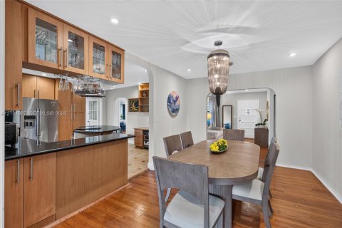 House in Miami Shores, Florida 4 bedrooms, 210.52 sq.m. № 2412773 - photo 11