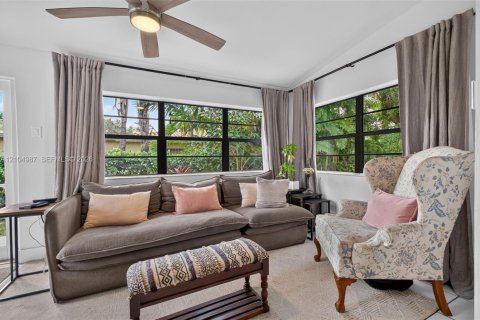 House in Miami Shores, Florida 4 bedrooms, 210.52 sq.m. № 2412773 - photo 9
