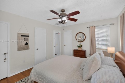 House in Miami Shores, Florida 4 bedrooms, 210.52 sq.m. № 2412773 - photo 21