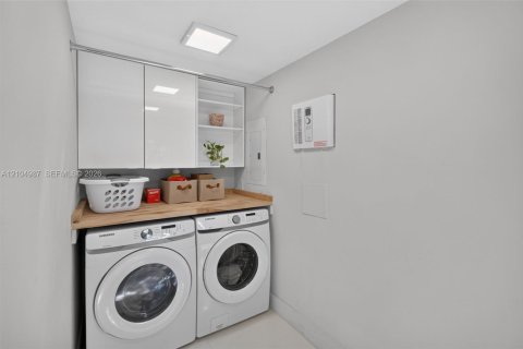 House in Miami Shores, Florida 4 bedrooms, 210.52 sq.m. № 2412773 - photo 30