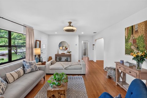 House in Miami Shores, Florida 4 bedrooms, 210.52 sq.m. № 2412773 - photo 17