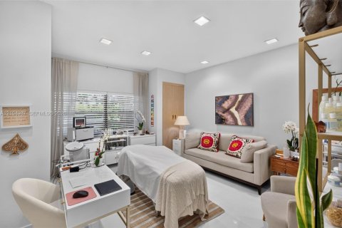 House in Miami Shores, Florida 4 bedrooms, 210.52 sq.m. № 2412773 - photo 27