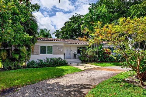 House in Miami Shores, Florida 4 bedrooms, 210.52 sq.m. № 2412773