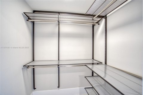 Condominio en venta en Miami, Florida, 3 dormitorios, 153.75 m2 № 1980145 - foto 13