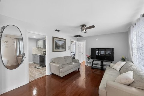Villa ou maison à louer à Tampa, Floride: 2 chambres, 93.65 m2 № 2213517 - photo 8