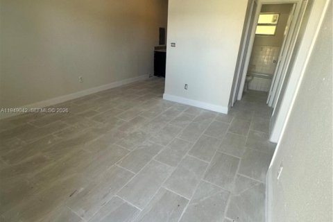 House in Miami, Florida 2 bedrooms, 102.56 sq.m. № 2004852 - photo 11