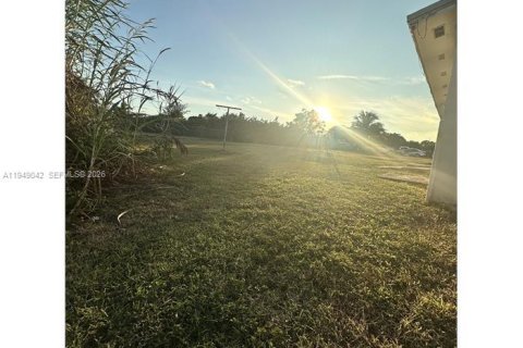 House in Miami, Florida 2 bedrooms, 102.56 sq.m. № 2004852 - photo 15