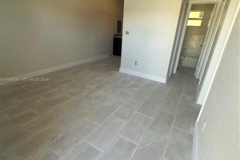 House in Miami, Florida 2 bedrooms, 102.56 sq.m. № 2004852 - photo 12